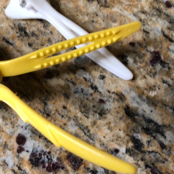 2. authentic Y2K yellow and white plastic hair  clips - Picture 9 of 13